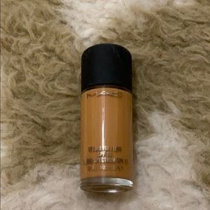 MAC Studio Fix Fluid Foundation SPF 15 - NC44